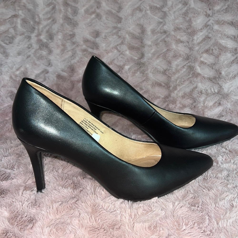 Classic black heels 7.5W
